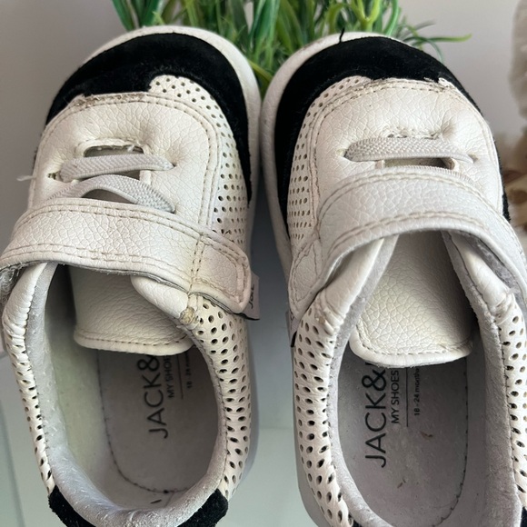 Baby 18-24months shoes, GUC, some scuffing in front - Picture 3 of 4